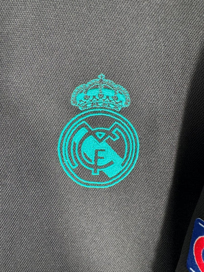 Écusson du Real Madrid brodé en turquoise sur le maillot extérieur 2017-2018
