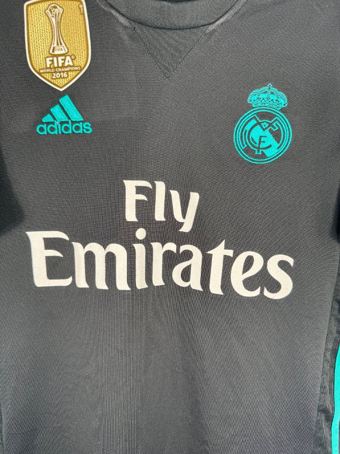 Détail de l'écusson du Real Madrid et du logo Adidas turquoise