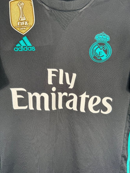 Détail de l'écusson du Real Madrid et du logo Adidas turquoise