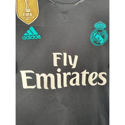 Détail de l'écusson du Real Madrid et du logo Adidas turquoise