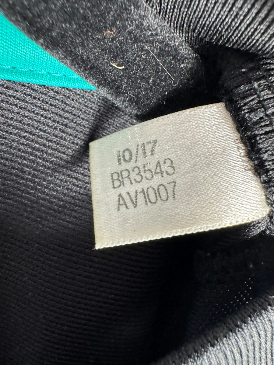 Étiquette adidas du maillot Real Madrid 2017-2018 extérieur, référence BR3543 et date de production 10/17
