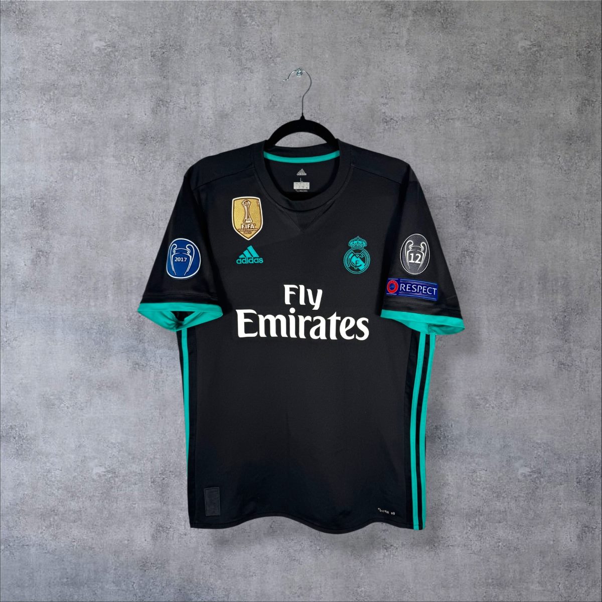 Face du maillot Real Madrid 2017-2018 extérieur adidas noir et turquoise, Fly Emirates et patch Mondial des Clubs 2017