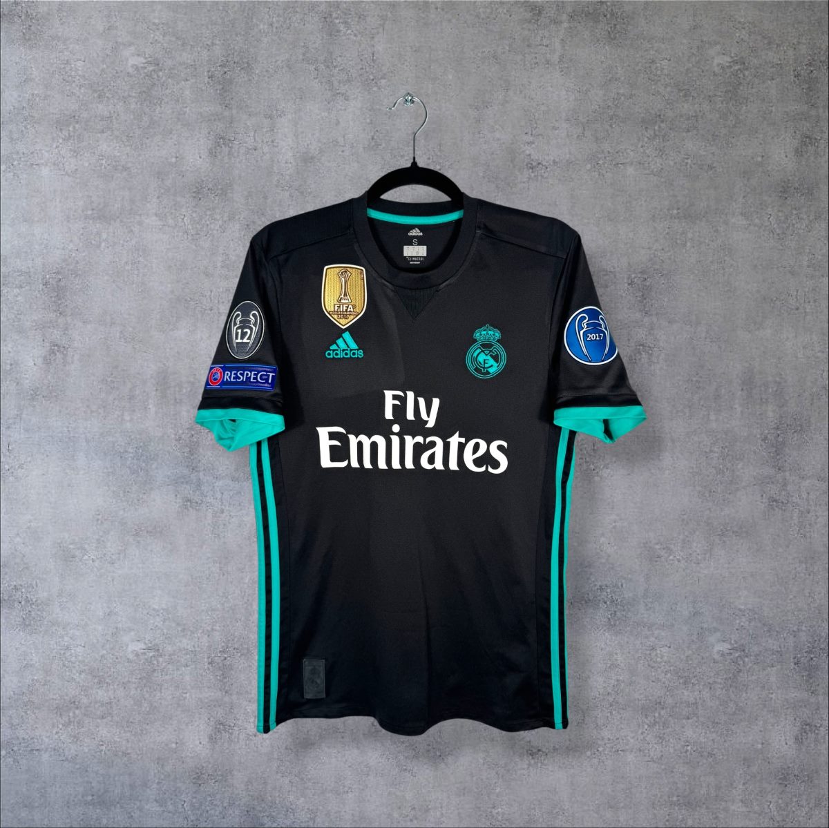 Maillot Real Madrid extérieur 2017-2018 noir et turquoise de face, sponsor Fly Emirates et badge FIFA World Champions