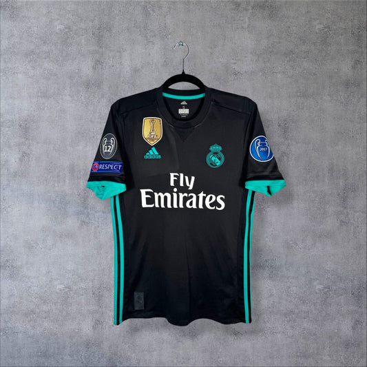 Maillot Real Madrid extérieur 2017-2018 noir et turquoise de face, sponsor Fly Emirates et badge FIFA World Champions