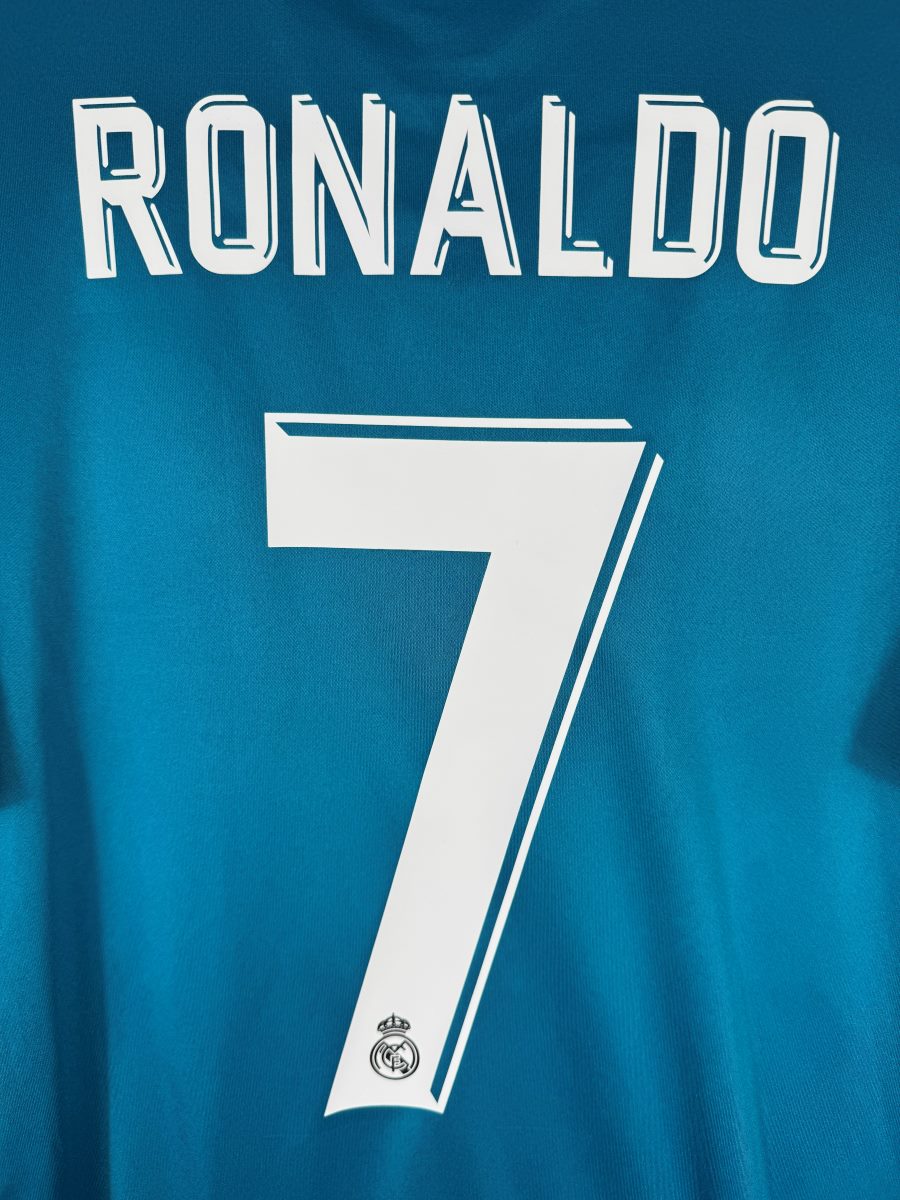 Détail du flocage blanc Ronaldo 7 avec mini-écusson du club, maillot Real Madrid third 2017-2018