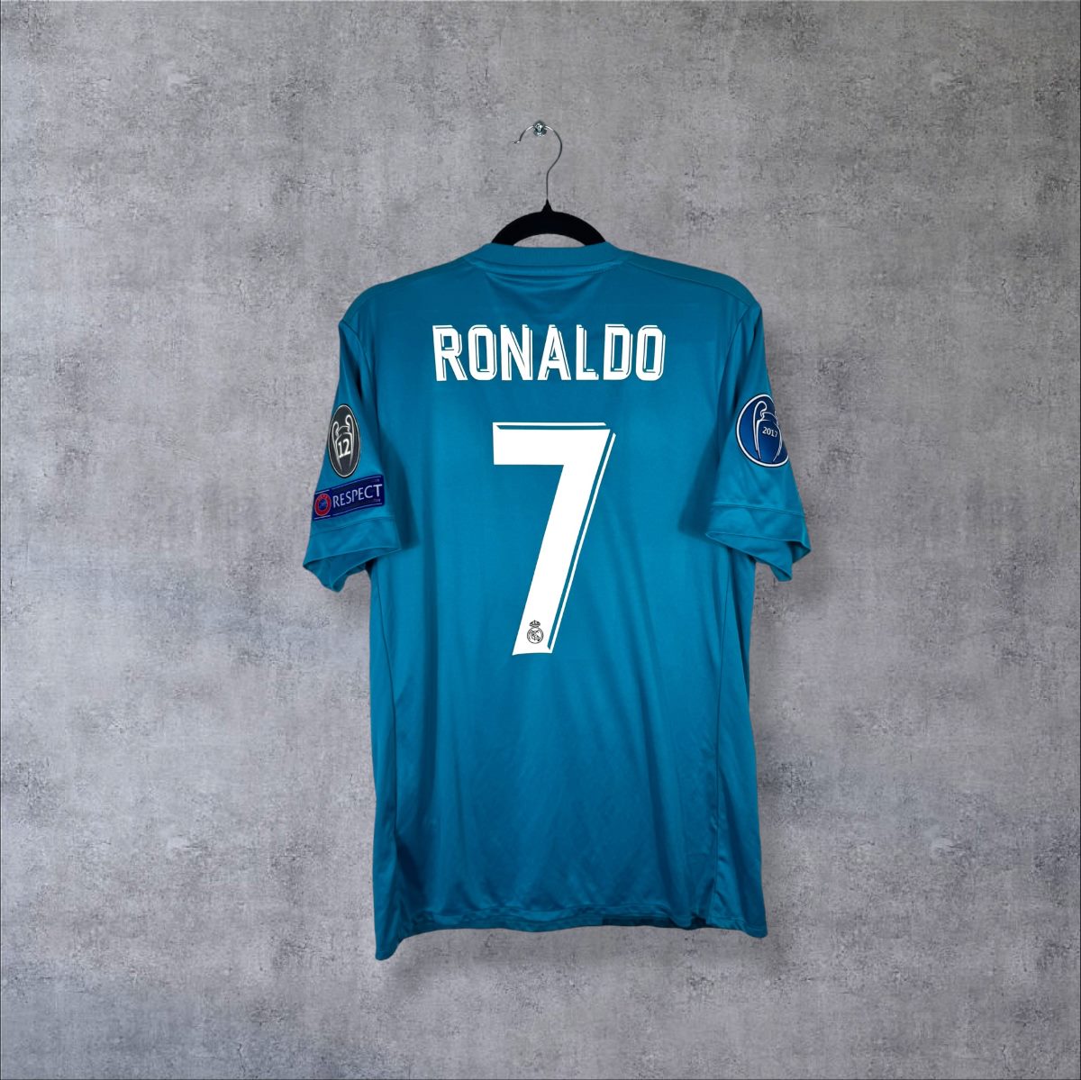 Dos du maillot third turquoise du Real Madrid 2017-2018 adidas, flocage blanc Ronaldo 7 et badges de manche