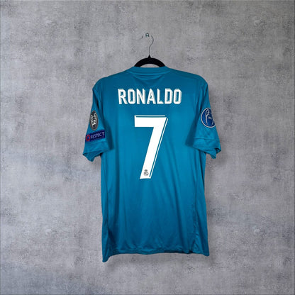 Dos du maillot third turquoise du Real Madrid 2017-2018 adidas, flocage blanc Ronaldo 7 et badges de manche