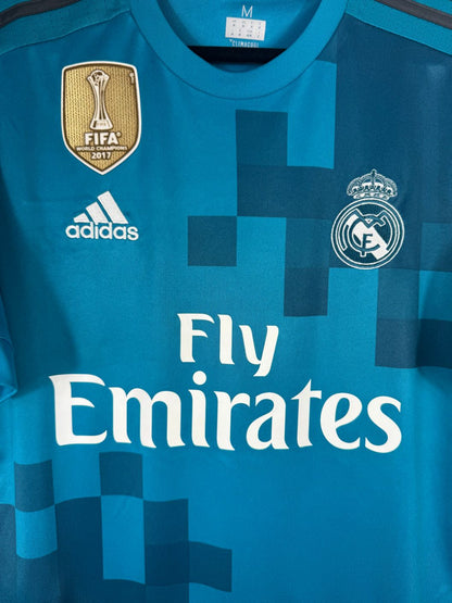 Détail de l'écusson du Real Madrid et du logo Adidas