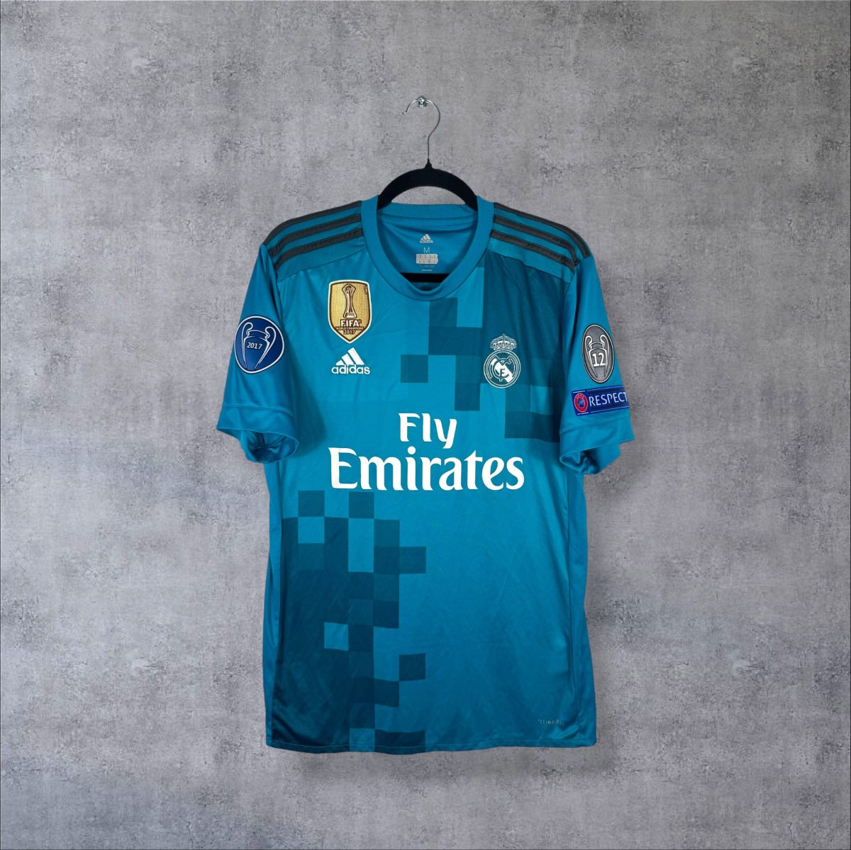 Maillot Real Madrid 2017-2018 third de face, motif pixelisé turquoise, adidas et Fly Emirates