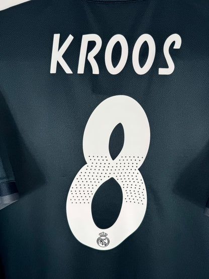 Détail de la typographie du flocage sur le numéro 8 de Toni Kroos