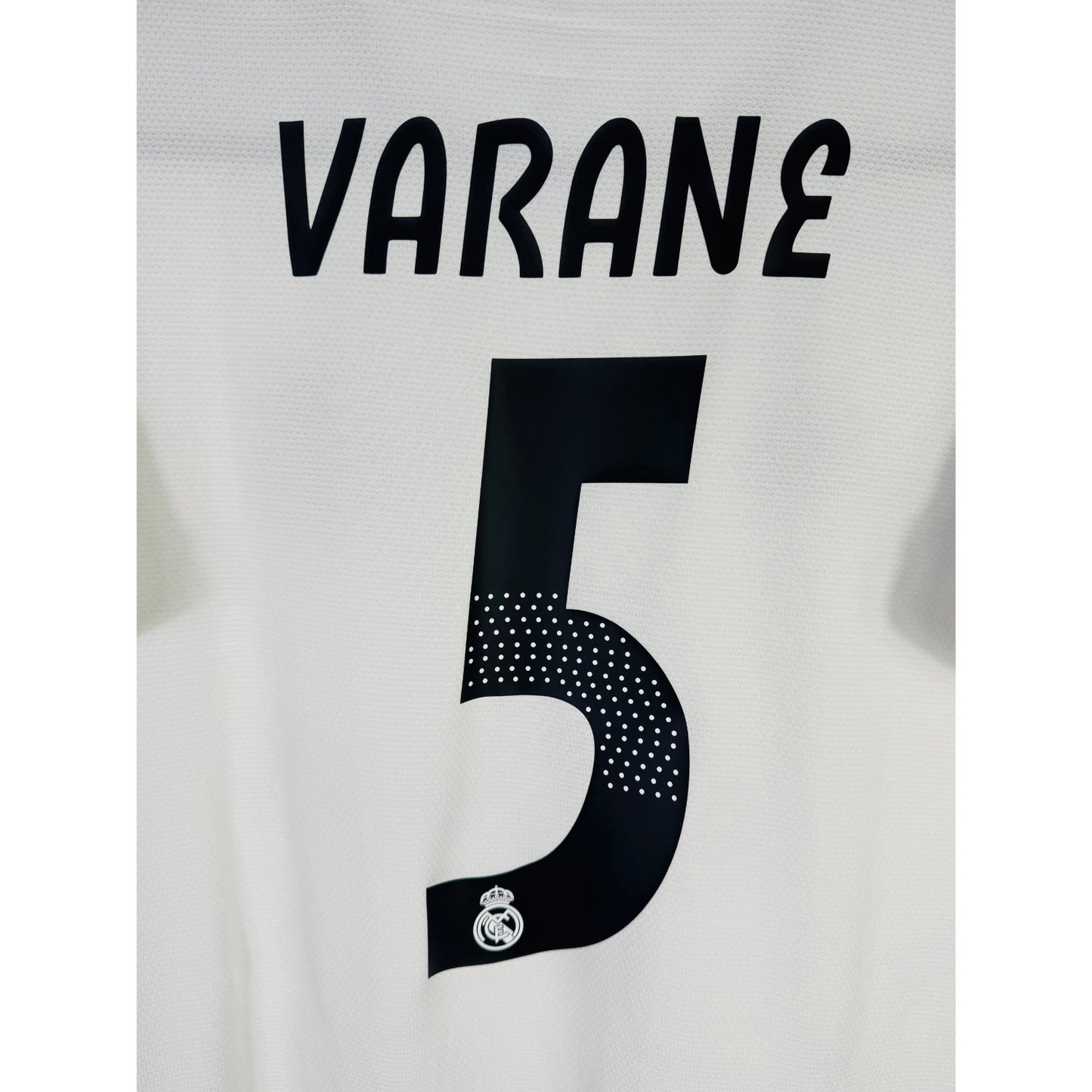 Détail de la typographie du flocage sur le numéro 5 de Raphaël Varane