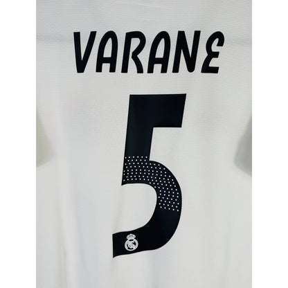 Détail de la typographie du flocage sur le numéro 5 de Raphaël Varane