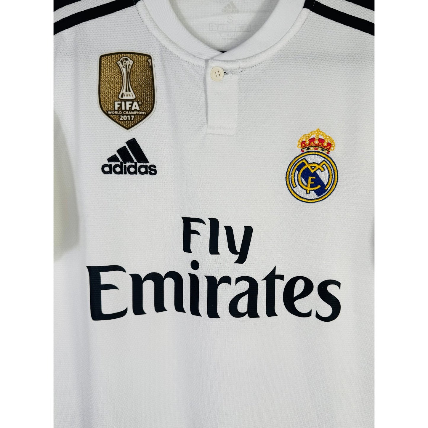 Détail de l'écusson du Real Madrid et du logo Adidas