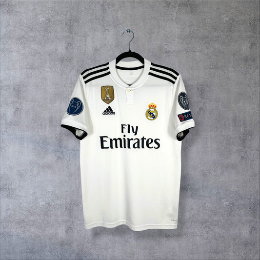 Maillot Real Madrid domicile 2018-2019 Adidas face, col boutonné et Fly Emirates