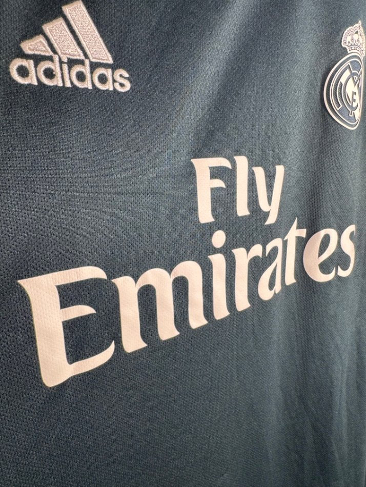 Détail de l'écusson du Real Madrid et du logo Adidas
