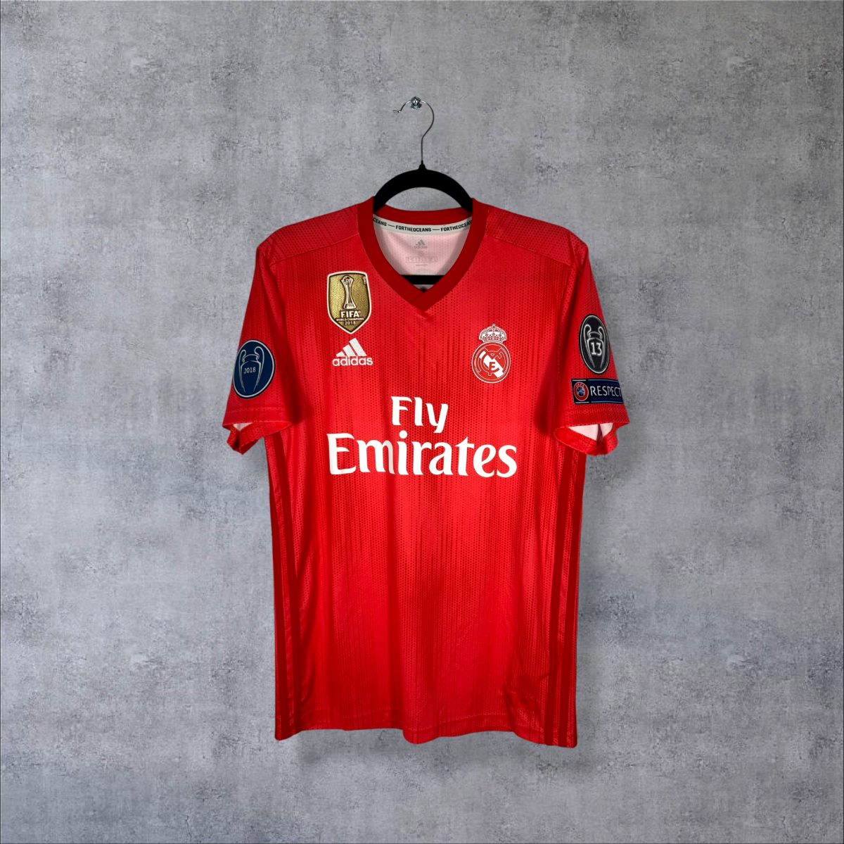 Maillot Real Madrid 2018-2019 third adidas face Fly Emirates patch FIFA 2018