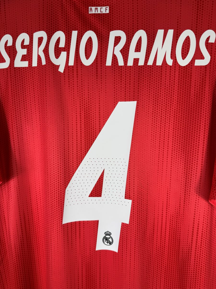Détail du flocage SERGIO RAMOS numéro 4 Ligue des Champions sur le maillot Real Madrid 2018-2019