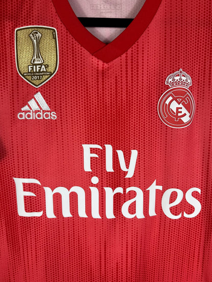 Détail de l'écusson du Real Madrid et du logo Adidas