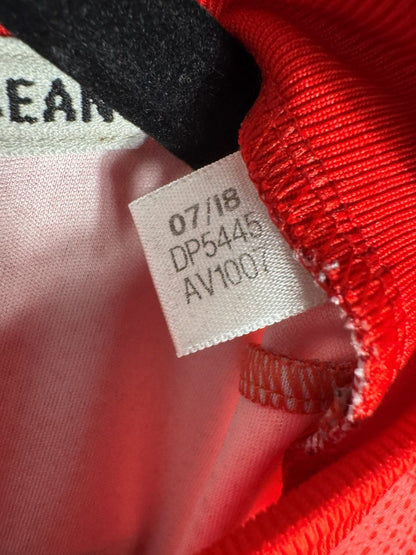 Étiquette adidas d'origine 07/18 et code d'authenticité DP5445 du Real Madrid 2018-2019 third