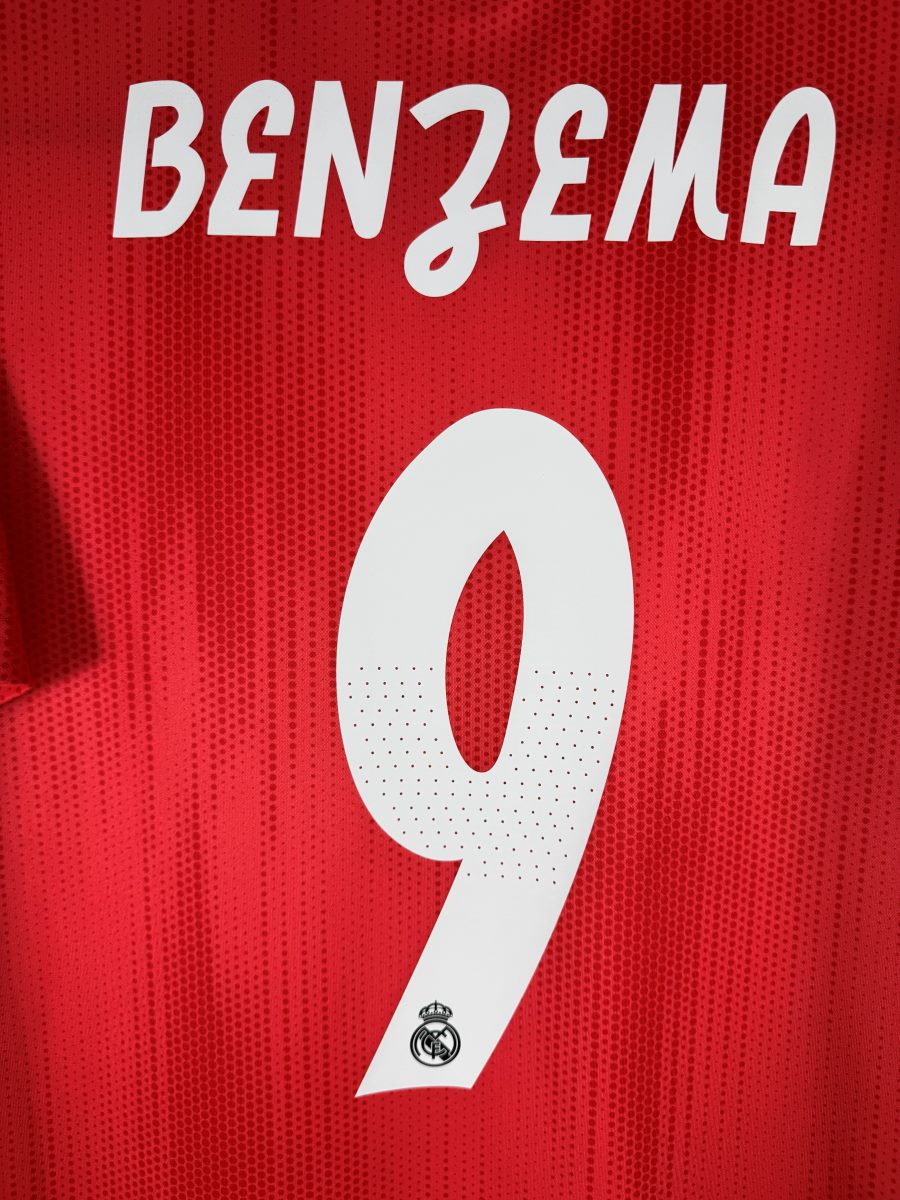 Flocage BENZEMA N°9 blanc avec écusson Real Madrid intégré au chiffre