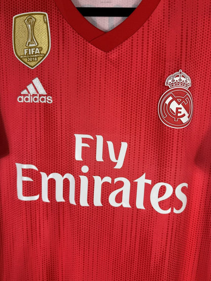 Patch doré FIFA World Champions 2018 et écusson Real Madrid sur le third rouge de Sergio Ramos