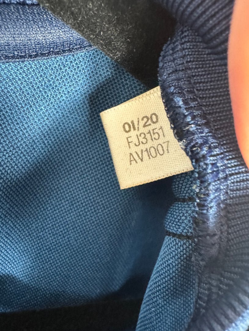 Étiquette d'authenticité avec code Adidas FJ3151 prouvant l'originalité du maillot