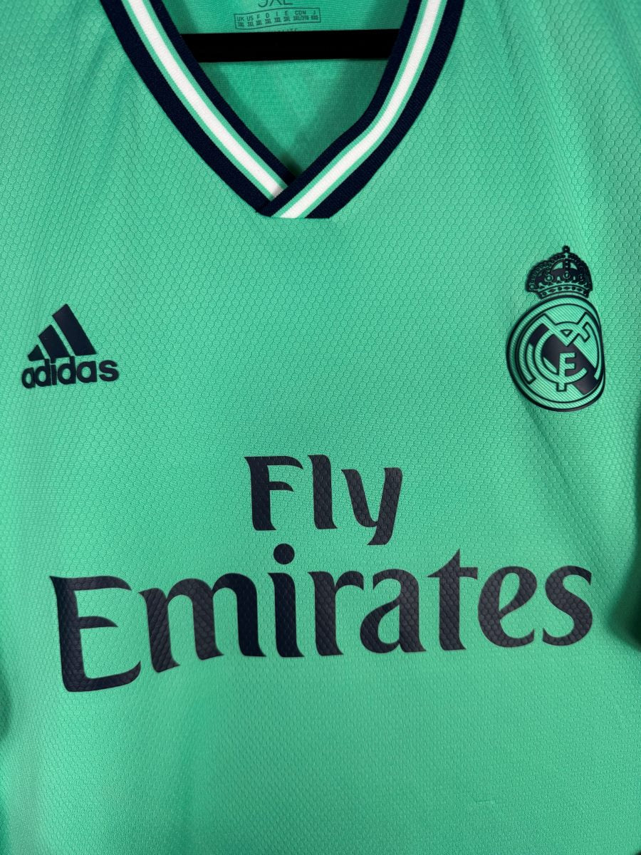 Écusson brodé ton sur ton du Real Madrid et sponsor Fly Emirates sur le maillot third 2019-2020