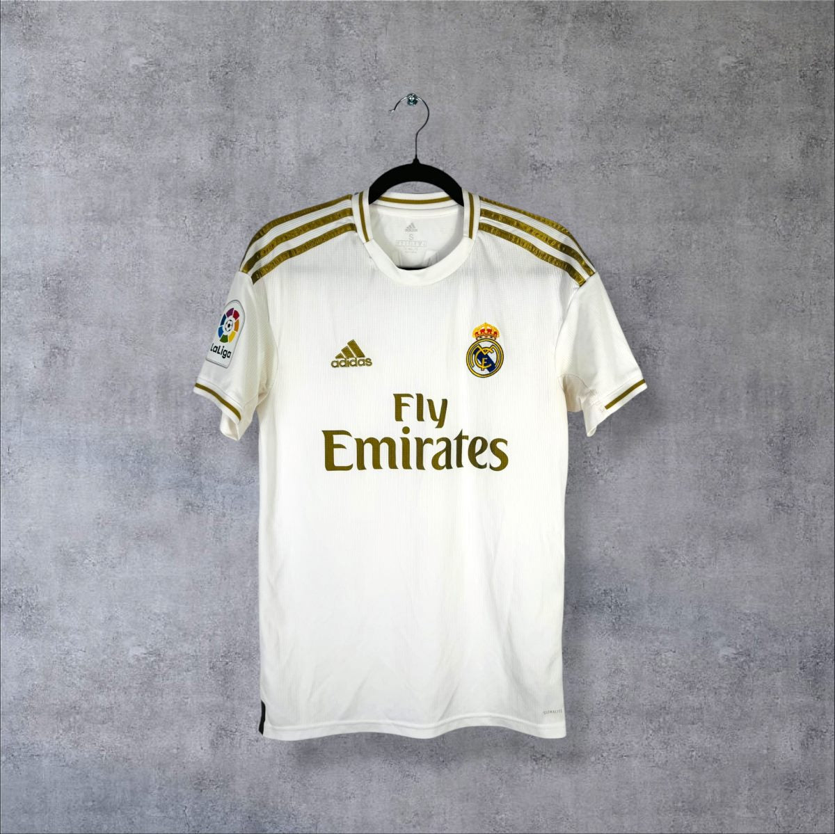 Face du maillot Real Madrid 2019-2020 domicile adidas, Fly Emirates doré et patch LaLiga