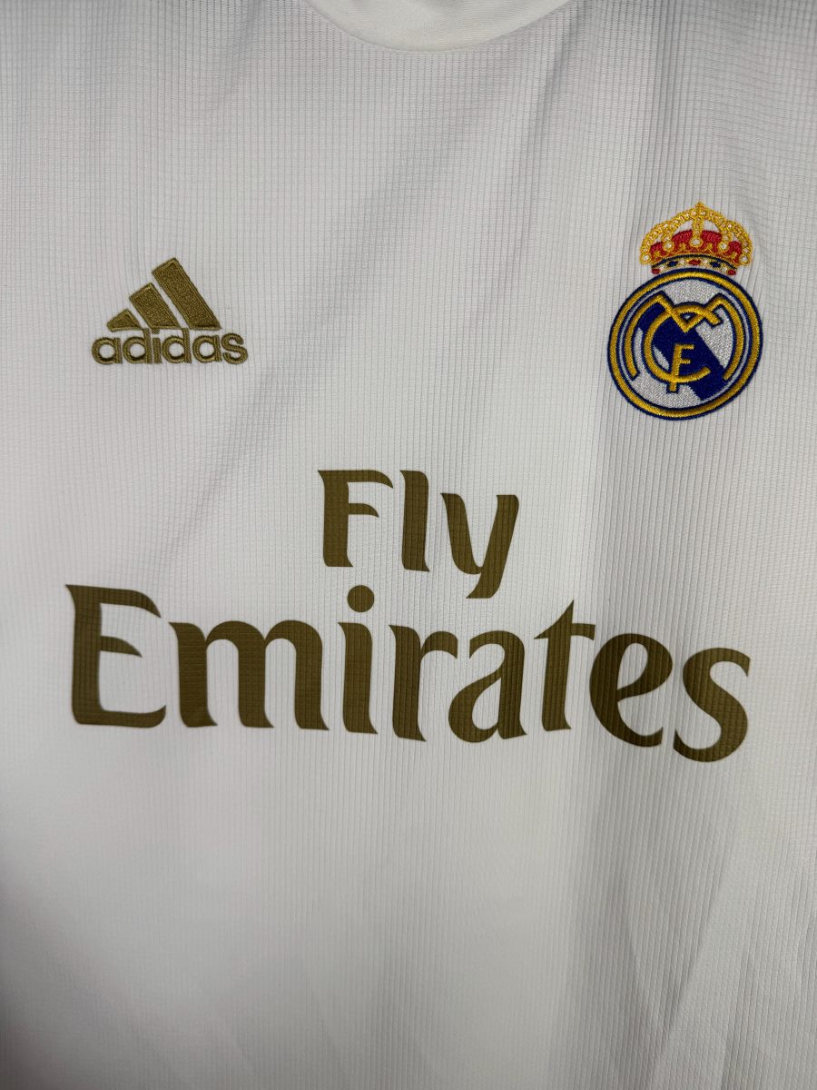 Écusson Real Madrid brodé avec couronne dorée sur le maillot domicile 2019-2020