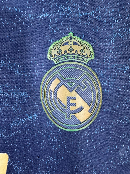 Gros plan sur l'écusson thermocollé du Real Madrid 2019-2020 montrant la légère décoloration du doré, seul défaut du maillot