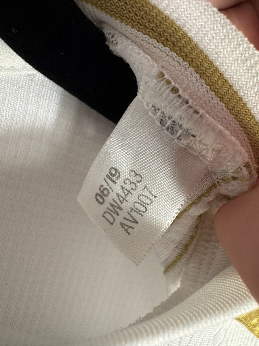 Étiquette adidas 06/19 code DW4433 et couture intérieure du col légèrement effilochée
