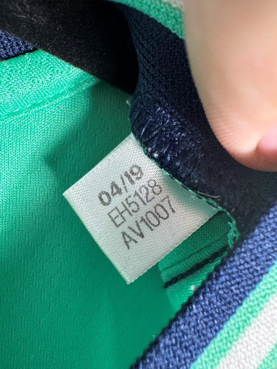 Étiquette adidas d'origine du maillot Real Madrid 2019-2020 avec le code EH5128 et le millésime 04/19