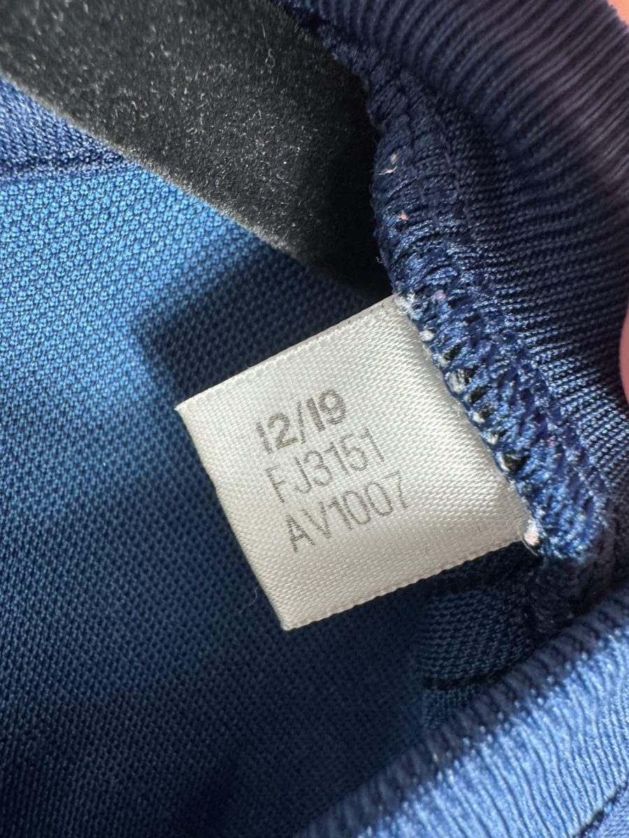 Étiquette intérieure adidas du maillot Real Madrid 2019-2020 avec le code d'authenticité FJ3151 et la date de production 12/19