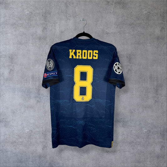 Dos du maillot Real Madrid 2019-2020 extérieur bleu nuit avec flocage Kroos N°8 jaune, patch 13 Ligue des Champions et starball UEFA
