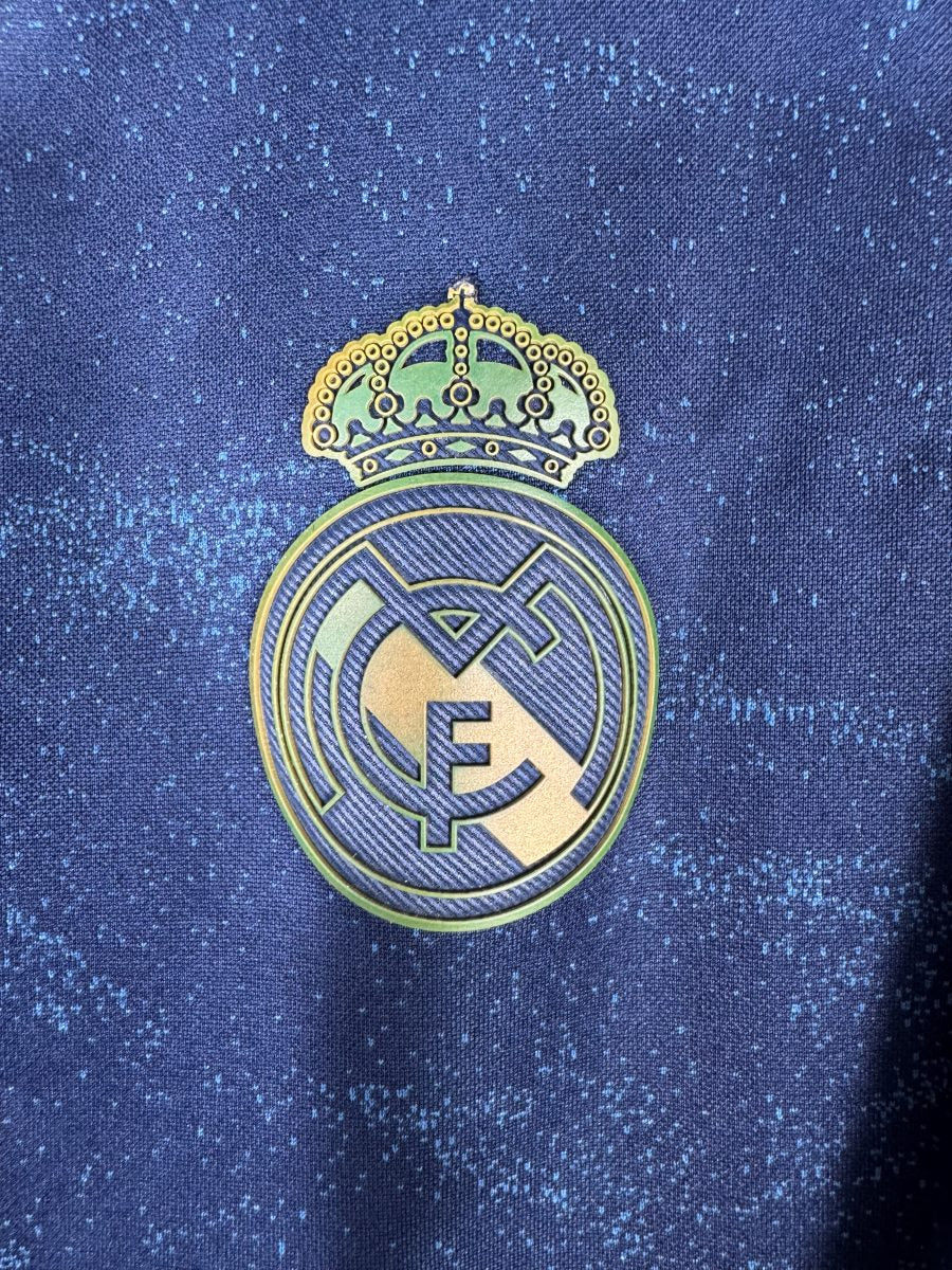 Macro ecusson thermocolle Real Madrid teinte legerement viree