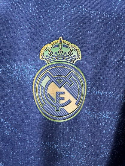 Macro ecusson thermocolle Real Madrid teinte legerement viree