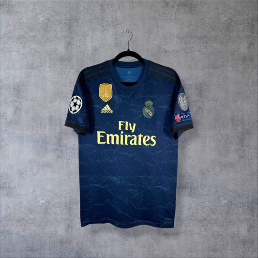 Face du maillot Real Madrid 2019-2020 extérieur adidas avec sponsor Fly Emirates doré, patch FIFA World Champions 2018 et écusson des Merengues