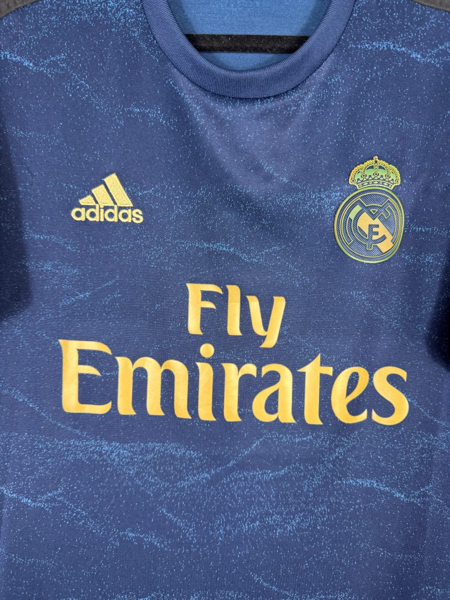 Detail Fly Emirates dore et ecusson Real Madrid sur imprime ondule