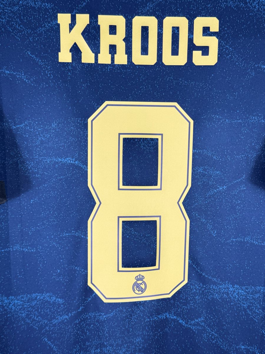 Détail du flocage Kroos N°8 du maillot Real Madrid 2019-2020 avec l'écusson du club intégré au bas du numéro