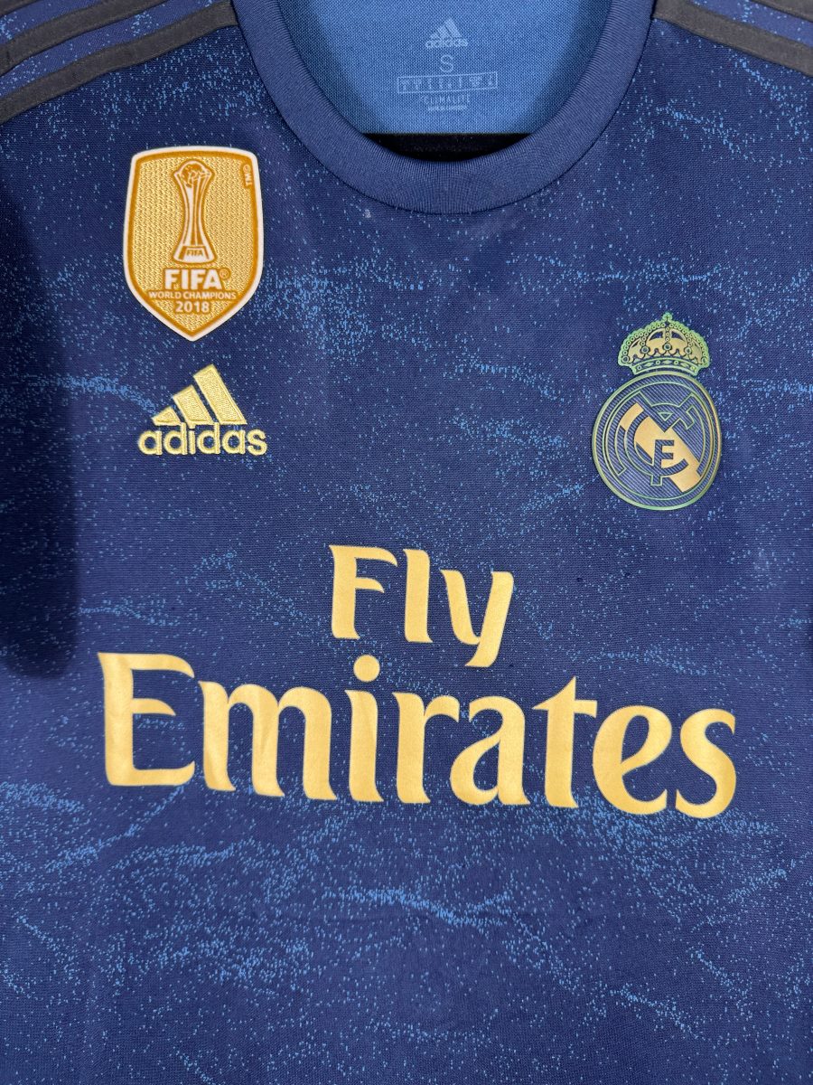 Détail du patch doré FIFA World Champions 2018 et du sponsor Fly Emirates sur le maillot Real Madrid 2019-2020 extérieur