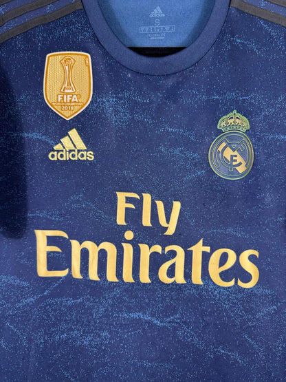 Détail du patch doré FIFA World Champions 2018 et du sponsor Fly Emirates sur le maillot Real Madrid 2019-2020 extérieur