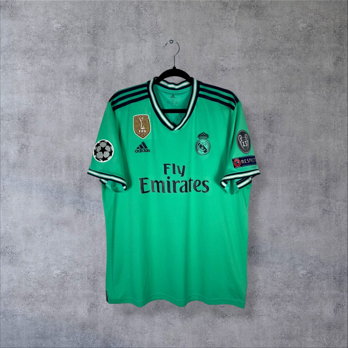 Maillot Real Madrid 2019-2020 third vue face sponsor Fly Emirates