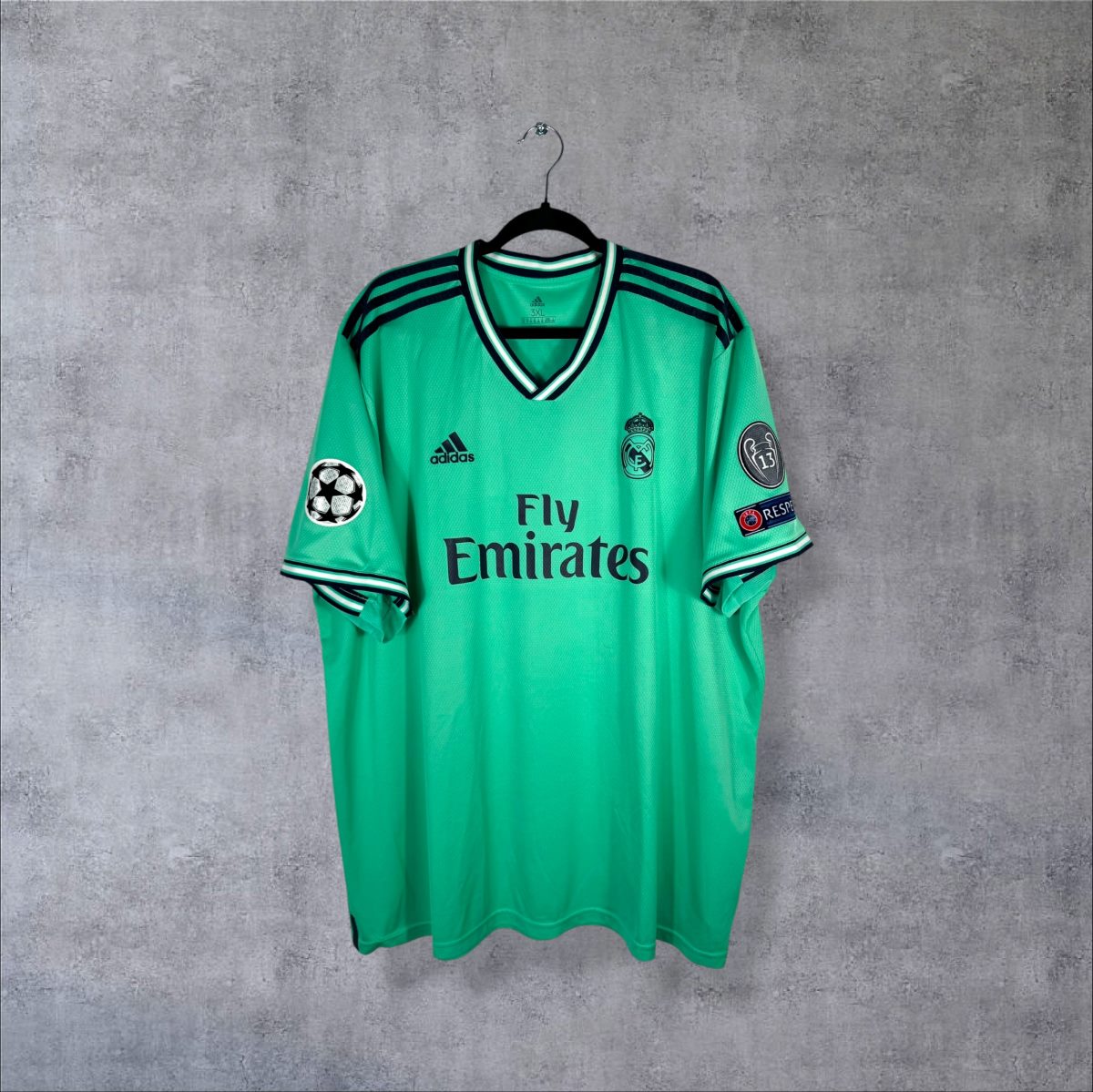 Face du maillot Real Madrid 2019-2020 third vert adidas sponsor Fly Emirates avec patchs UEFA