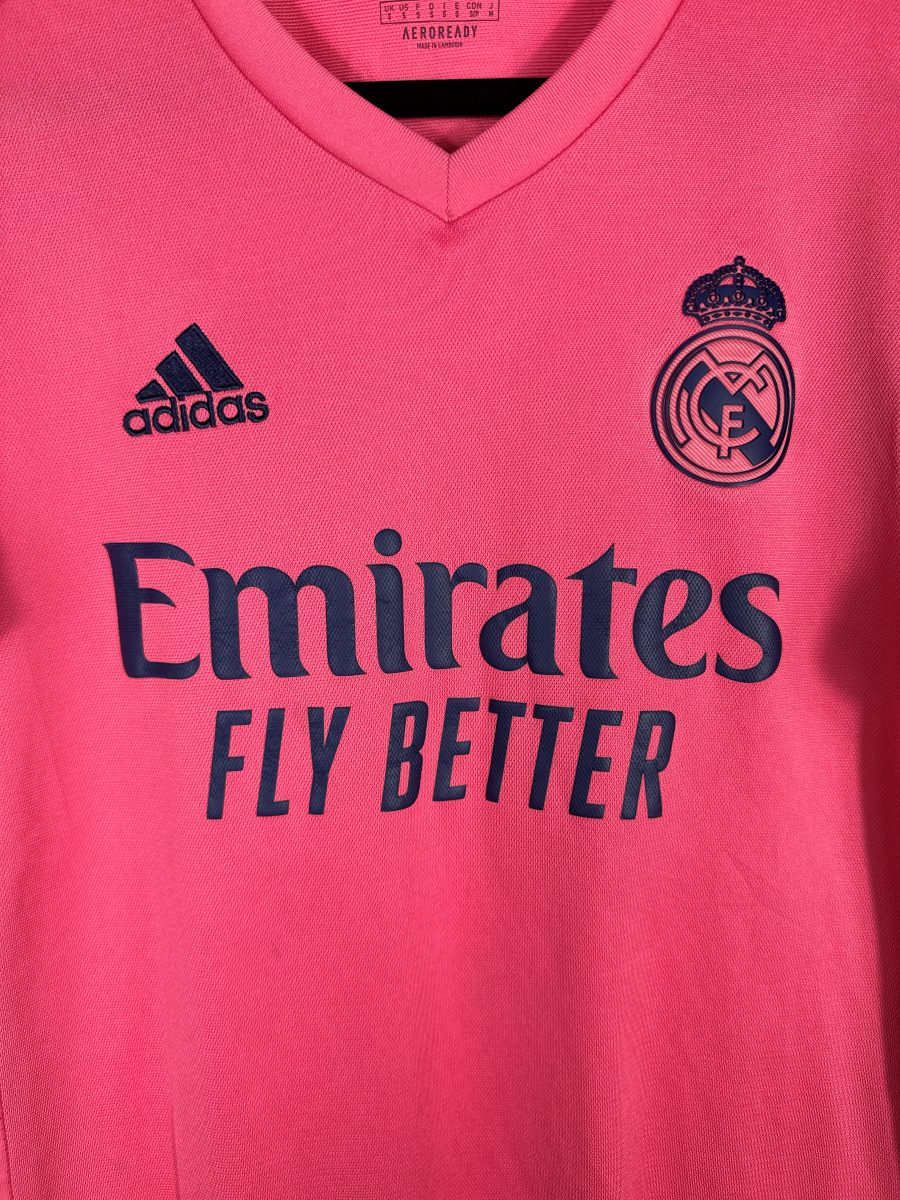 Détail écusson Real Madrid et logo Adidas maillot extérieur 2020-2021