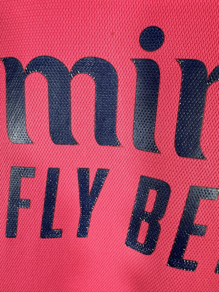 Défaut signalé : craquelures du lettrage Fly Better sur le maillot Real Madrid 2020-2021 rose