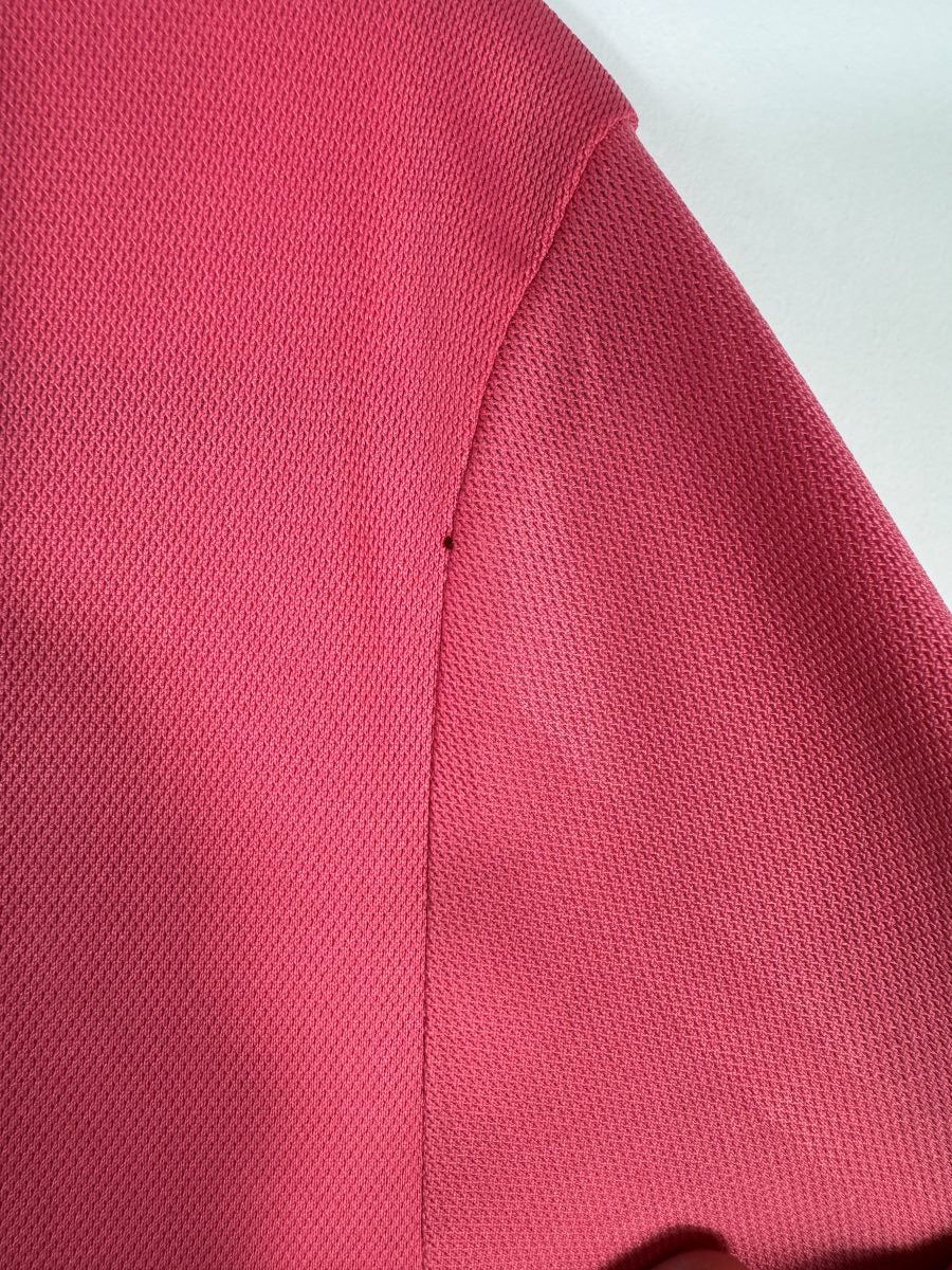 Défaut signalé : micro point d'usure sur la couture de manche du maillot Real Madrid 2020-2021