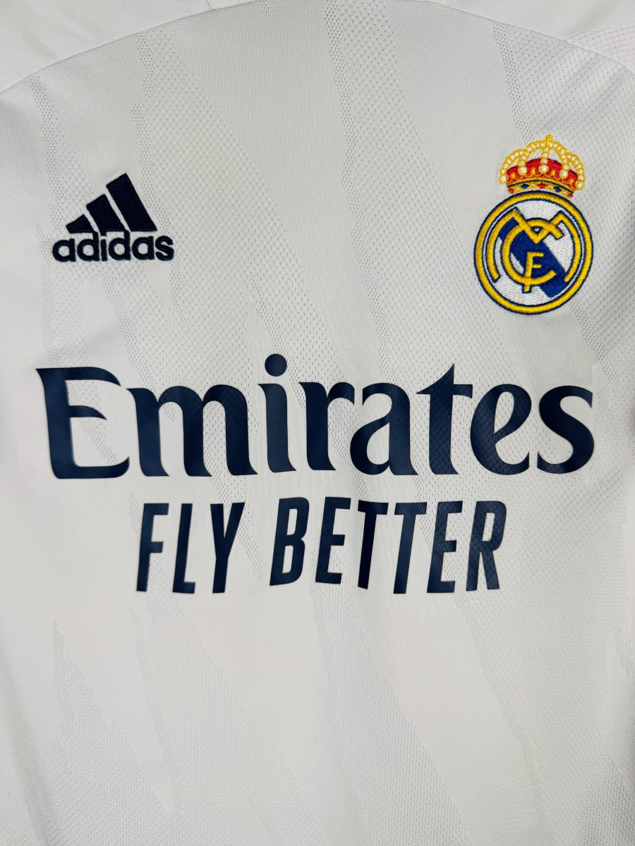 Écusson brodé du Real Madrid avec couronne dorée et sponsor Emirates sur le maillot domicile 2020-2021