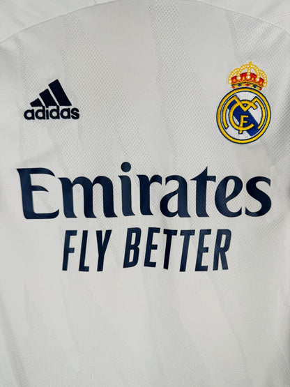 Écusson brodé du Real Madrid avec couronne dorée et sponsor Emirates sur le maillot domicile 2020-2021