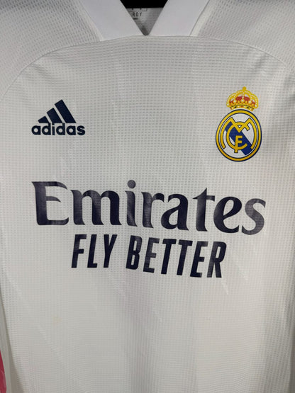 Detail de l ecusson brode du Real Madrid sur le tissu gaufre HEAT RDY