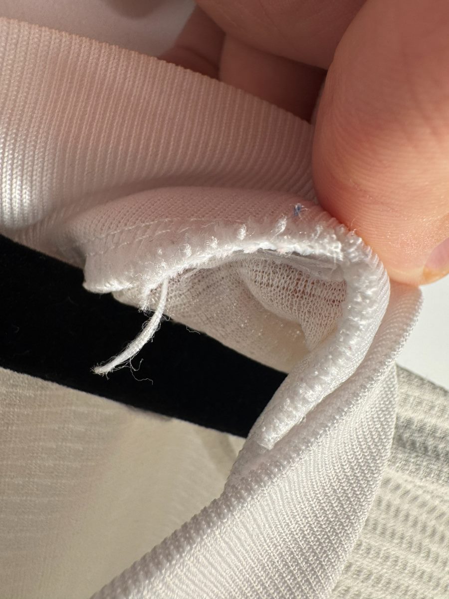 Detail de la finition interieure de l ourlet du maillot version joueur